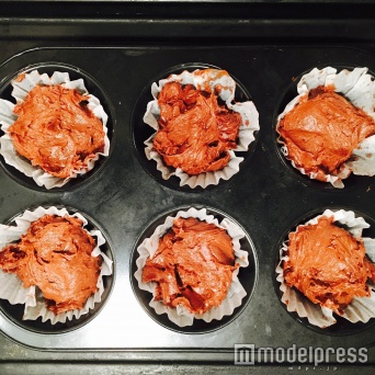 型に入れてオーブンへ（C）モデルプレス