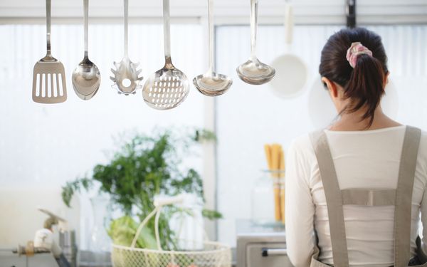 キッチンに立つ女性