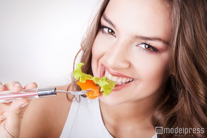 空腹感を感じたときは、個包装タイプの食べ物を（Photo by AlexButsCom） 