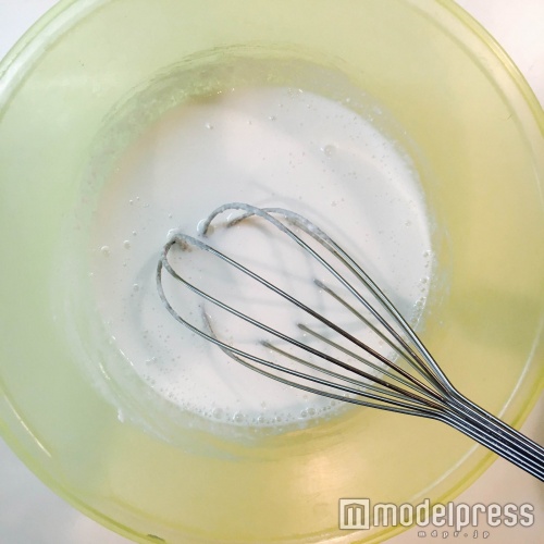 白玉粉を溶かして…（C）モデルプレス