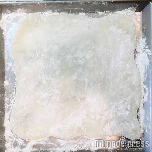 バットに伸ばして…（C）モデルプレス