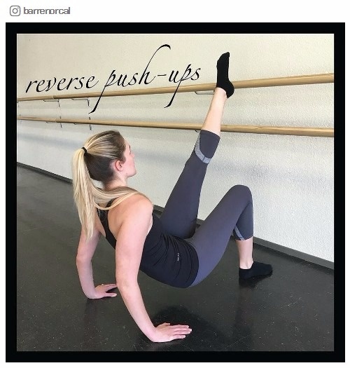 「逆腕立て伏せ」でほっそり二の腕に【腹筋女子トレ】／barrenorcalさんInstagram