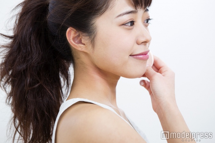 ファンデーションはブラシでやさしくつけましょう（photo by milatas／Fotolia）