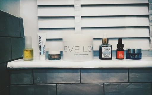 スキンケア剤が並んでいる写真