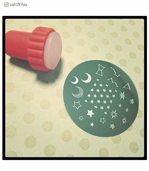 「キャンドゥ」プチプラで簡単”ネイルスタンプ”に冬スタイル登場!/co1217coさんInstagramより