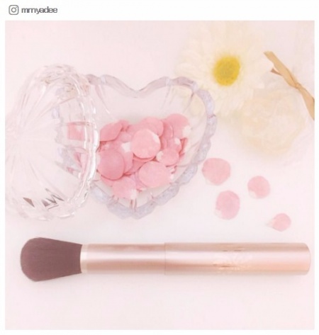 今すぐ作って自慢したい！100均アイテムで出来ちゃう可愛すぎる”花びらチーク”の作り方／mrnyadeeさんInstagramより