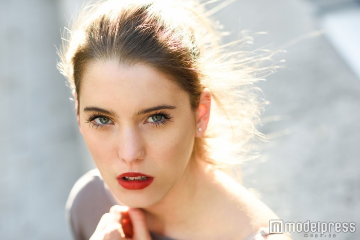 暗くなりがちな秋冬メイクから脱出！顔を明るく見せるメイクテク5選（Photo by javiindy／Fotolia）