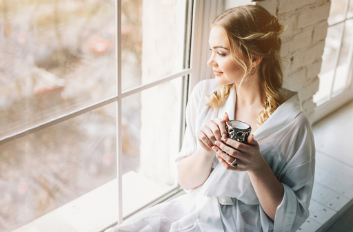 窓の外を見る女性の写真