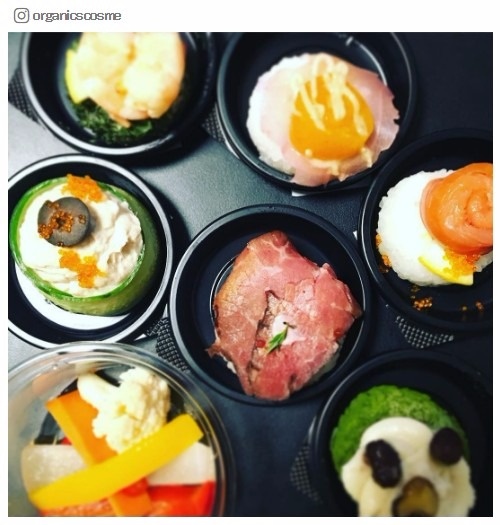 原宿「オニギリスタンド」が話題！ キュートな色合いが可愛すぎる／organicscosmeさんInstagram