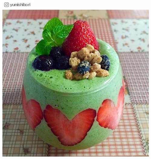 朝の”置き換えスムージ”で脂肪を撃退！自宅で簡単スムージダイエット／yumishiboriさんInstagramより