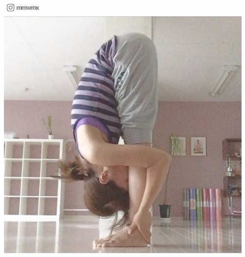 「前屈」が地味にスゴイ！1ポーズがもたらすダイエット効果／mmwmxさんInstagram