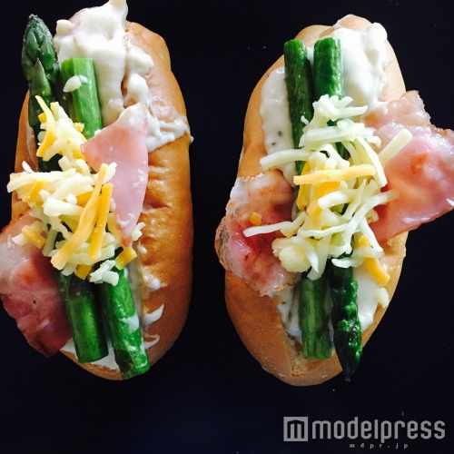 アスパラ・ベーコンをのせて(C)モデルプレス