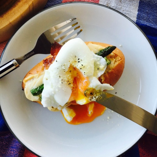 卵を崩してとろ~りを楽しもう(C)モデルプレス