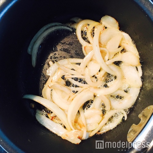 玉ねぎを炒めて(C)モデルプレス