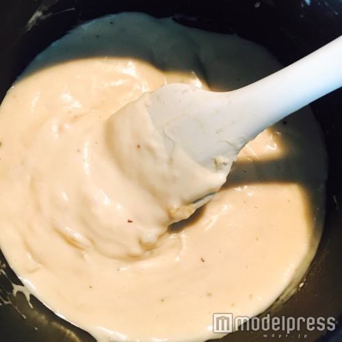 ホワイトソースに変身(C)モデルプレス