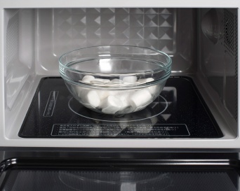 マシュマロをレンジで温める／画像提供：セブン&アイ出版