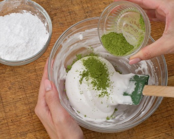 パウダーで色付け／画像提供：セブン&アイ出版