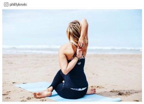 「牛面のポーズ」が地味にスゴイ！1ポーズがもたらすダイエット効果／phillylewisさんInstagram