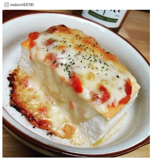 「豆腐ピザ」が気になる！ヘルシーなのに濃厚な味わいに釘付け／makochi3298さんInstagram