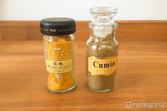 今回はクミンとターメリックを使用（C）モデルプレス
