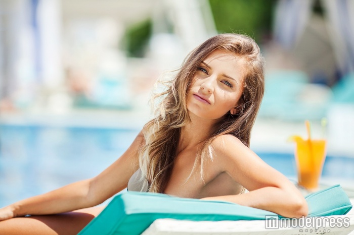 鎖骨見せでセクシーに（Photo by GTeam／Fotolia）