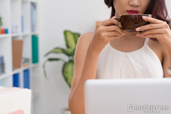 「体臭もきつく…」便秘が起こす3つの深刻な症状は“お茶”で改善！（Photo by DragonImages／Fotolia）