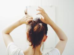 ヘアクリップで簡単まとめ髪！ルーズでおフェロな雰囲気にも◎