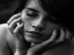 憎きあいつと戦う季節がやってくる。テカリ防止コスメを味方につけて乗り切ろう