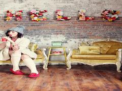 部屋の壁に花を咲かせて。造花でつくる"フラワーインテリア"DIY6選