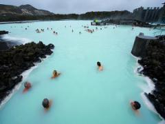 温泉好き必見！世界最大の露天温泉“ブルーラグーン”の絶景にウットリ…♡