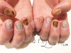 夏の強い日差しを活かす！キラッと眩しいラメネイルでキュートな指先を