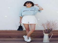 なんだかカジュアルになりがち…？▷▷“ロゴT”をガーリーに着こなすポイント4つ