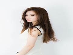 色気の魔力に囚われた！ミディアムボブでデコルテを猛アピする2ポイント