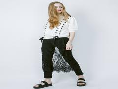 ボトムレイヤードが流行中！レーススカート×デニムの重ね着を楽しむ