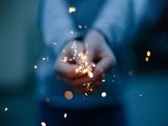 一瞬のキレイ、永遠に。花火を綺麗に撮影する方法