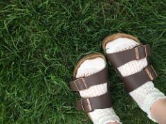 どうやって合わせればいいの？トレンドの”コンフォートサンダル”コーディネート術