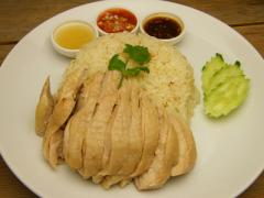 夏になると食べたくなる屋台メシ！タイ風チキンライス、カオマンガイが食べられるお店◎