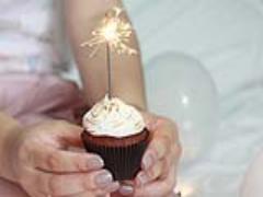 誕生月は指先に“かわいい,,のプレゼントを。7月の誕生石ルビーで彩る夏ネイル。