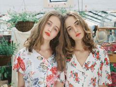 まさしく色気のブラックホール。デコルテをグッと綺麗にする方法