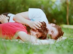 言葉にしなくても気持ちが伝わる。彼氏が大好きな彼女に見せる5つの行動