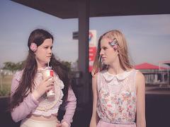 リアルなコミュニケーションにもスマホを。突っ込まれiPhoneケース22