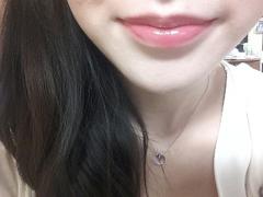 キャンメイクVSジバンシイ！水分量やpHで色が変わるリップグロス徹底比較