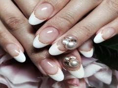 ドレスに合わせてネイルもデザイン！最新ウエディングネイル事情