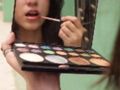 女の子の必須ITEMを合体！ミラー付きリップがあれば出先でも安心