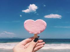 涼しげな指先が印象的。天然石ネイルでつくるみずみずしい夏