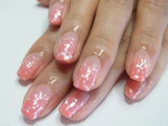 キラキラシェルが愛おしい。クラッシュネイルで指先に華やかさをプラスする♡