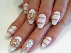 弾ける夏は、指先に涼しさを込めて。ホワイトサマーネイルのすすめ♡