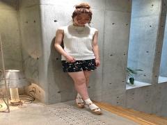 夏と冬の良いとこ取り。ノースリーブニットで大人コーディネート