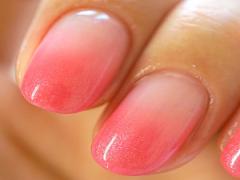 夏ネイルも乙女なピンクで♡指先すらりのグラデーションネイル