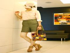 今季注目カラー♡カーキパンツでトレンドコーデ！